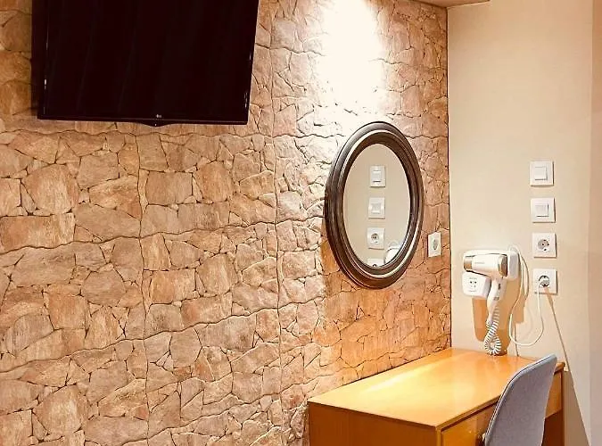 Peter's Place & 4* 法里拉基