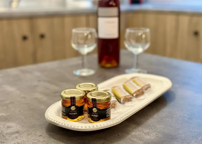 Peter's Place & 4* 法里拉基