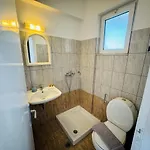 Peter's Place & 4* فاليراكي