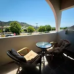 Ξενοδοχείο με διαμερίσματα Peter's Place & Φαληράκι