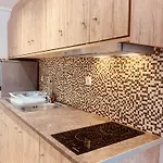 Peter's Place & Ξενοδοχείο με διαμερίσματα Φαληράκι