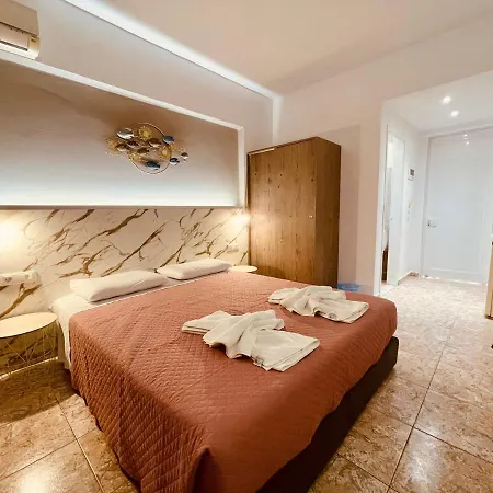 Ξενοδοχείο με διαμερίσματα Peter's Place & Φαληράκι