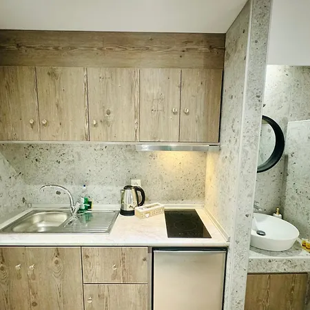 Apartahotel Peter's Place Studios&suites 4*