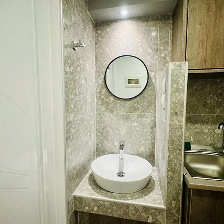 Peter's Place & 4*