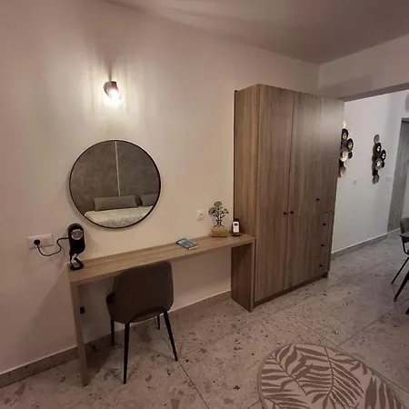 Ξενοδοχείο με διαμερίσματα Peter's Place & Φαληράκι