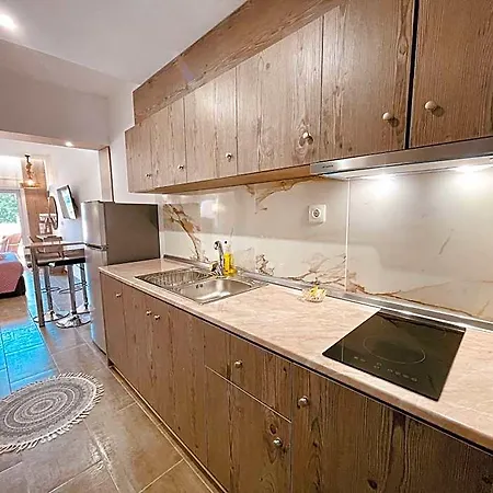 Peter's Place & 4*