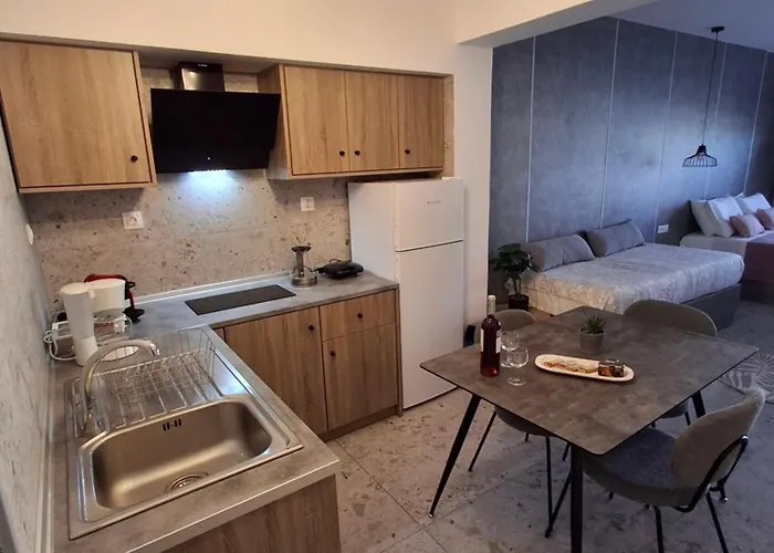 Peter's Place Studios&suites Apartahotel 4*
