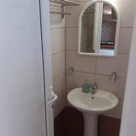 Peter's Place & 4* فاليراكي