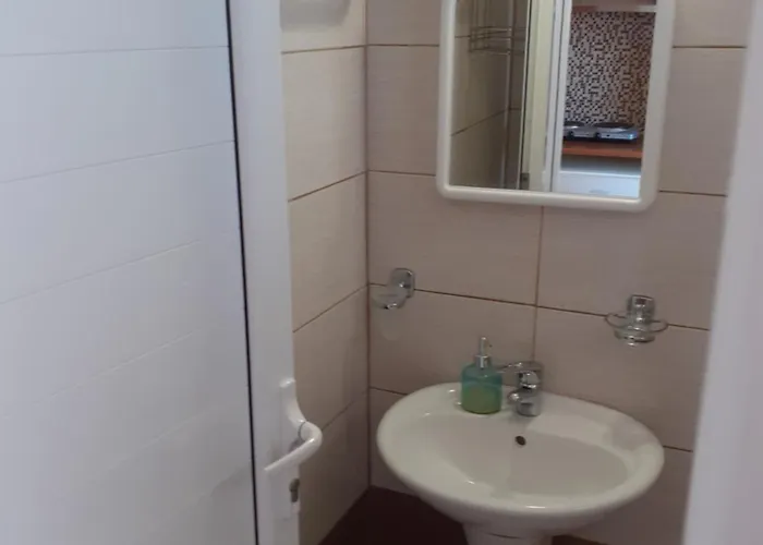 Peter's Place & 4* فاليراكي